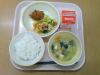 781キロカロリー、白飯、牛乳、ケンザッキーチキン、花野菜のサラダ、白山の恵み汁