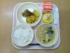 772キロカロリー、白飯、牛乳、アジの揚げ煮、ウインナーサラダ、桜さくみそ汁、い～予感ゼリー