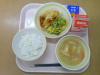 784キロカロリー、白飯、牛乳、ミートグラタン、ツナサラダ、じゃがいものみそ汁、ふりかけ