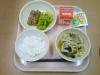 772キロカロリー、白飯、牛乳、ちくわのかわり揚げ、野菜のピリ辛、あんかけうどん、ふりかけ