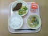 735キロカロリー、白飯、牛乳、魚の石垣フライ、切干大根のサラダ、小松菜とさつま揚げのみそ汁