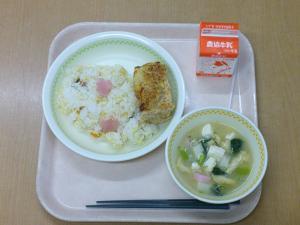 748キロカロリー、さくら五目ずし、牛乳、鶏松風、豆腐とあさりのみそ汁