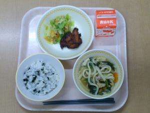786キロカロリー、わかめご飯、牛乳、とりの天ぷら、ツナサラダ、かやくごはん