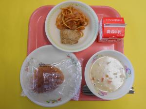 632キロカロリー、ロールパン、ぎゅうにゅう、とりにくのこうそうパンこやき、トマトとツナのパスタ、こめこのコーンチャウダー