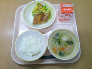 827キロカロリー、白飯、牛乳、さばの竜田揚げ、コーン（幸運）サラダ、紅白もちのみそ汁