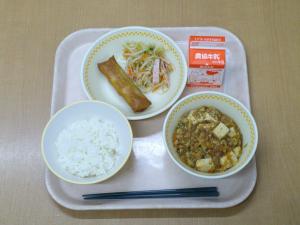 884キロカロリー、白飯、牛乳、春巻き、もやしのナムル、麻婆豆腐