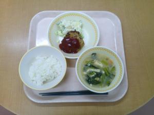 841キロカロリー、白飯、牛乳、ハンバーグ、ポテトサラダ、あげと玉ねぎのみそ汁