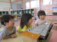 この音きれいだね。鉄琴っていうんだよ。お星さまが降ってきそうだね。