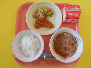 668キロカロリー、ごはん、ぎゅうにゅう、スパイシーチキン、ハムサラダ、ブラウンシチュー