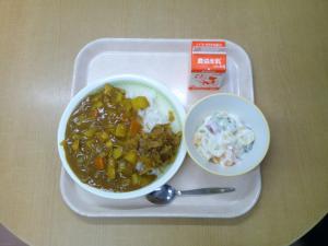 875キロカロリー、カレーライス（麦飯）、牛乳、福神漬け、フルーツヨーグルト