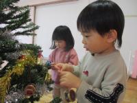 もうすぐクリスマス。もみの木に飾り付けをしよう