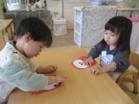 だるまさんの福笑い。どちらが面白い顔になるかな？