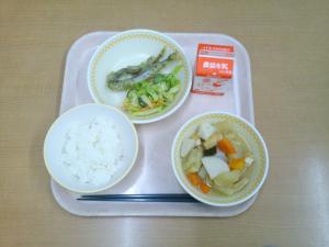 790キロカロリー、白飯、牛乳、ししゃもの青のり揚げ、野菜のごま和え、味噌おでん