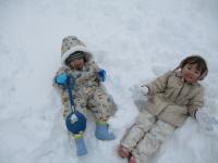 雪の上で寝転がる２歳児