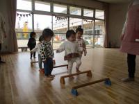 エス棒を渡る１歳児