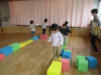 サーキット遊びをする２歳児