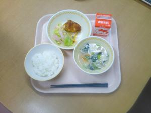 771キロカロリー、白飯、牛乳、鶏肉の美味だれ、春雨サダラ、白玉豆腐のみそ汁