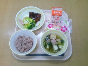 825キロカロリー  赤飯  牛乳  トンカツ  花野菜サラダ  桜すまし汁  お祝いクレープ