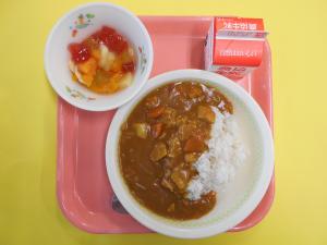 727キロカロリー、むぎごはん、ぎゅうにゅう、カレーライス、フルーツカクテル