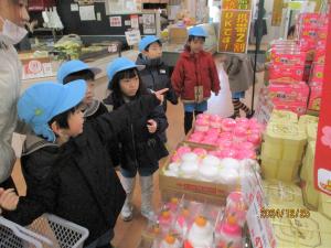 お正月準備で鏡餅の買い出しに出かけた5歳児