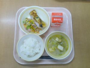 799キロカロリー  白飯  牛乳  魚のタルタル焼き  切干大根サラダ  根菜のみそ汁