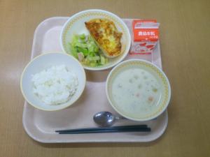 846キロカロリー  白飯  牛乳  豆腐のミートグラタン  グリーンサラダ  米粉のクラムチャウダー