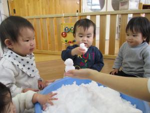 雪に触れてみる0歳児