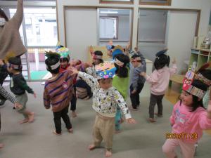 赤鬼と青鬼のタンゴを踊る2歳児