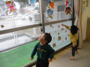 豆まきをする1歳児
