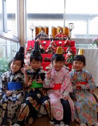 お雛様と記念撮影する4歳児