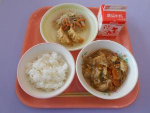 675キロカロリー、ごはん、ぎゅうにゅう、ギョーザ、バンサンスー、ジャジャンどうふ						