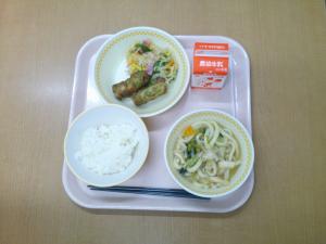 831キロカロリー、白飯、牛乳、竹輪のかわりあげ、切干大根のサラダ、かやくうどん