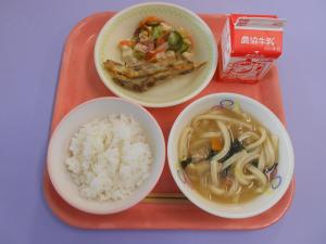 622キロカロリー、ごはん、ぎゅうにゅう、ししゃものてんぴら、はるキャベツととうふのサラダ、かやくうどん