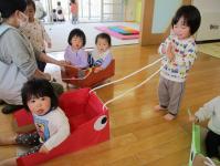 こいのぼりカーに乗る１歳児