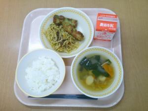 886キロカロリー、白飯、牛乳、ちくわの抹茶天ぷら、富士宮焼きそば、エビ団子スープ