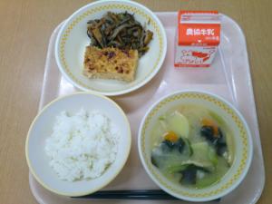 756キロカロリー、白飯、牛乳、鶏松風、きんぴらごぼう、じゃがいもとわかめのみそ汁
