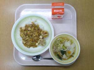 839キロカロリー、マーボー丼(麦飯)、牛乳、シューマイ、ワンタンスープ