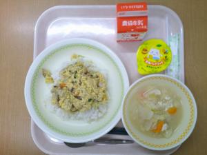 777キロカロリー、油麩丼(麦飯)、牛乳、みそけんちん汁、デザート