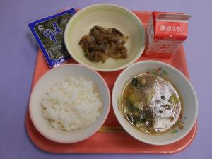 588キロカロリー、ごはん、ぎゅうにゅう、やきにくてまき、すいぎょーざのスープ、てまきのり						