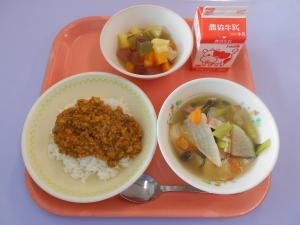 696キロカロリー、ごはん、ぎゅうにゅう、キーマカレー、やさいのスープに、フルーツカクテル						