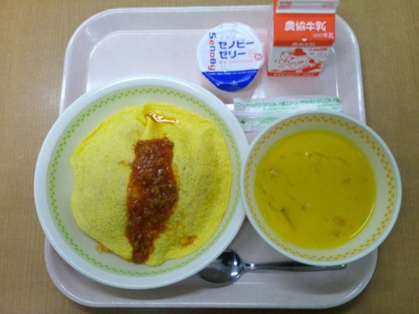 772キロカロリー、ミートソースオムライス、牛乳、米粉のかぼちゃポタージュ、セノビーゼリー