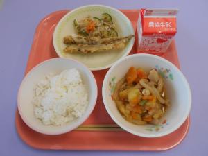 639キロカロリー、ごはん、ぎゅうにゅう、ししゃものごまてんぷら、はりはりづけ、にくじゃが