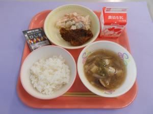 649キロカロリー、ごはん、ぎゅうにゅう、あじフライ、ポテトサラダ、つぼじる、ひじきふりかけ						
