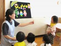 パネルシアターで遊ぶ１歳児