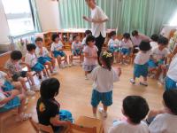 七夕バスケットをする３歳児
