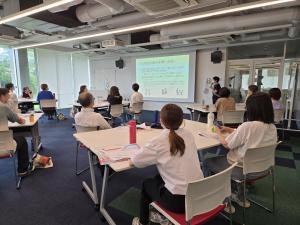 座学で傾聴について学びます