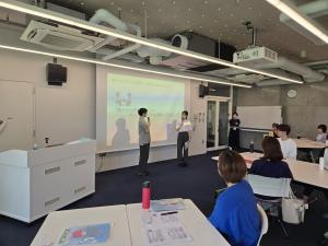 大学院生によるコミュニケーションの良い例と悪い例のデモンストレーション