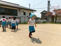 ５歳児　子どもの日。かぶとをかぶって走ったよ。