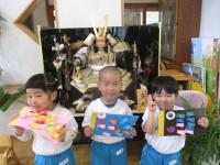 ４歳児　五月人形の前でハイポーズ！