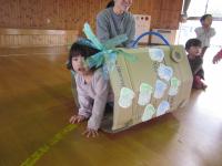 ２歳児　こいのぼりくぐりをしたよ